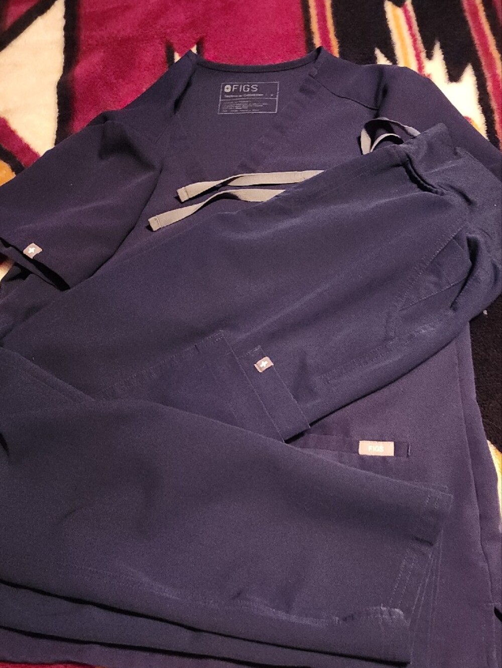 EUC Small Figs Women's Short Sleeve Scrub Top and Pants - Navy. - Picture 12 of 12